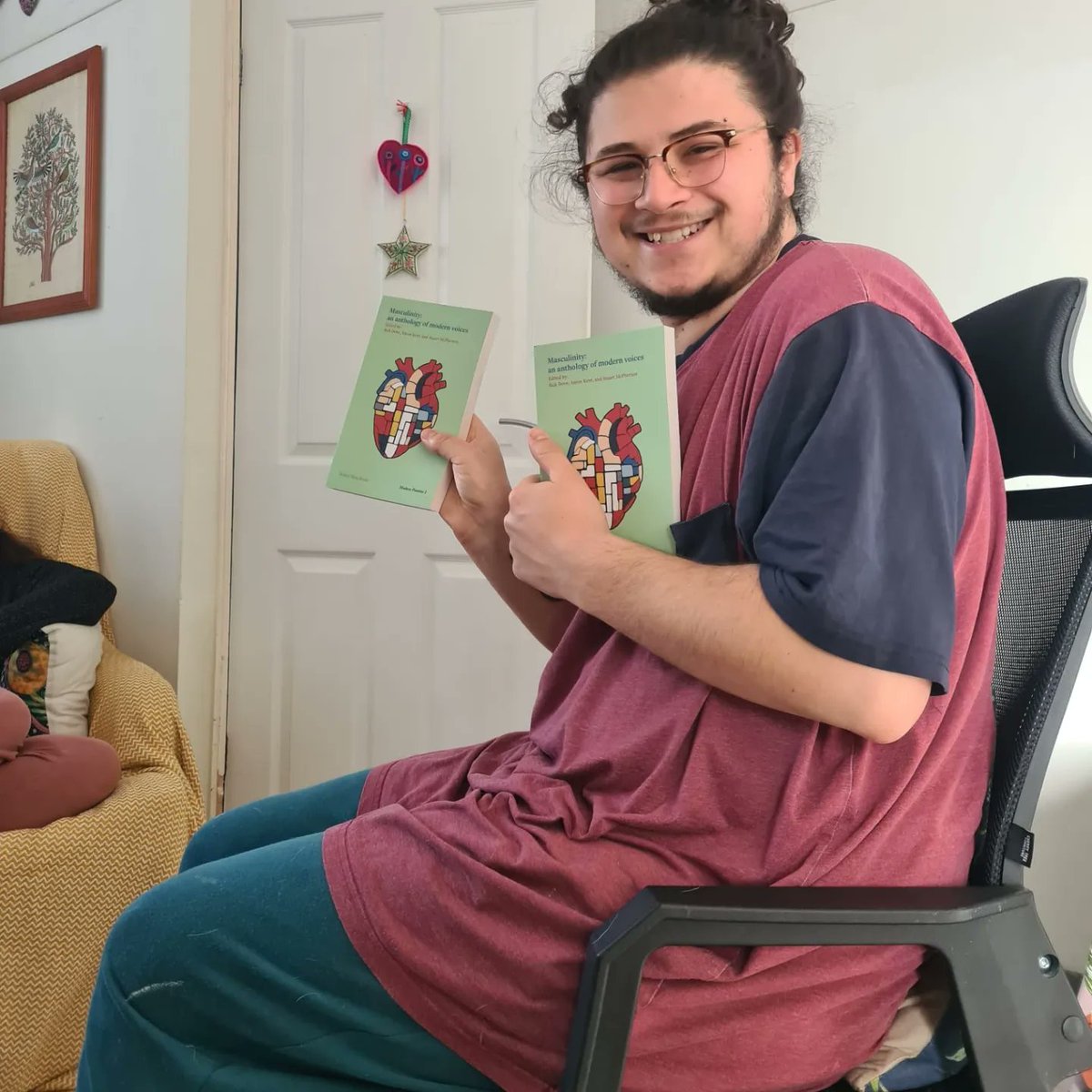 IT'S HERE! chuffed to have 2 poems in this anthology, exploring masculinity &amp; its multitudes ❤️

All royalties will be donated to Beyond Equality. 

You can buy your copy here: brokensleepbooks.com/product-page/m…

Huge thanks to <a href="/brokensleep/">Broken Sleep Books</a> 🙏

Love 😁❣️