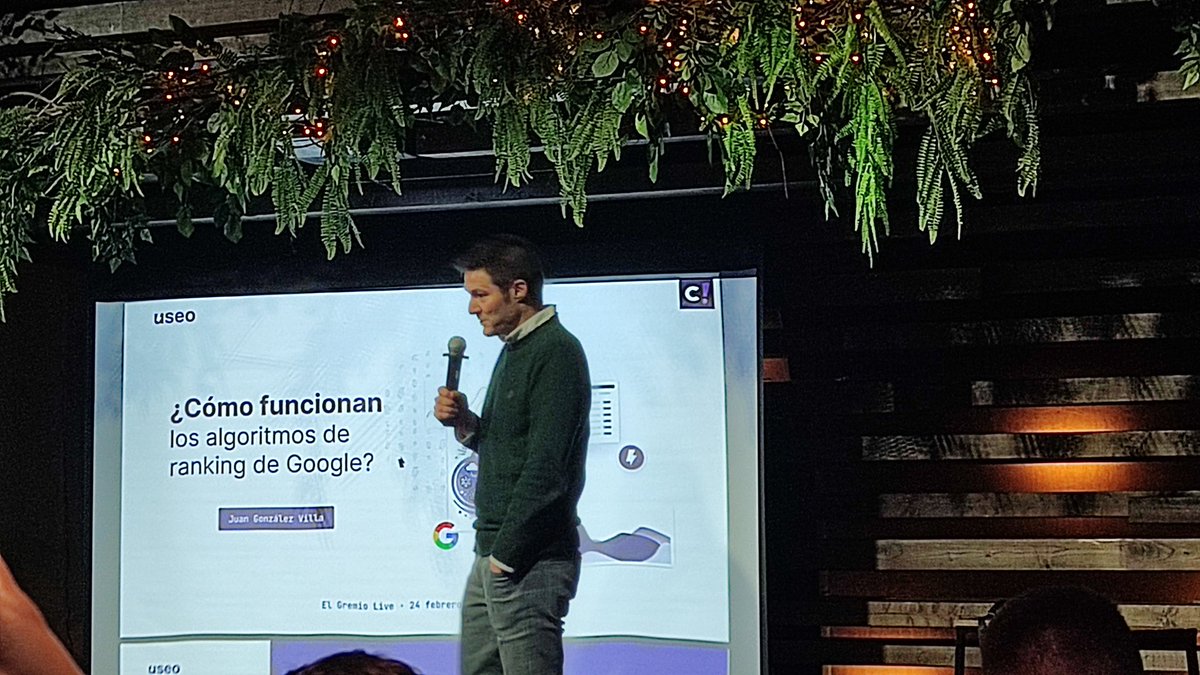 lmontoya's tweet image. Y llega el momento de @seostratega y de hablar de los algoritmos de Google #seolocal #elgremiolive