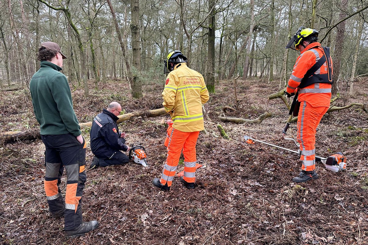 Gisteren met de #Handcrew Zuid-Nederland geoefend in de Vresselsebossen nabij de Ostayweg in #SintOedenrode #brandweer #kettingzaag #bladblazer #bosmaaier #quad #waterrugzak #pulaski #mcleod #staatsbosbeheer 1/2