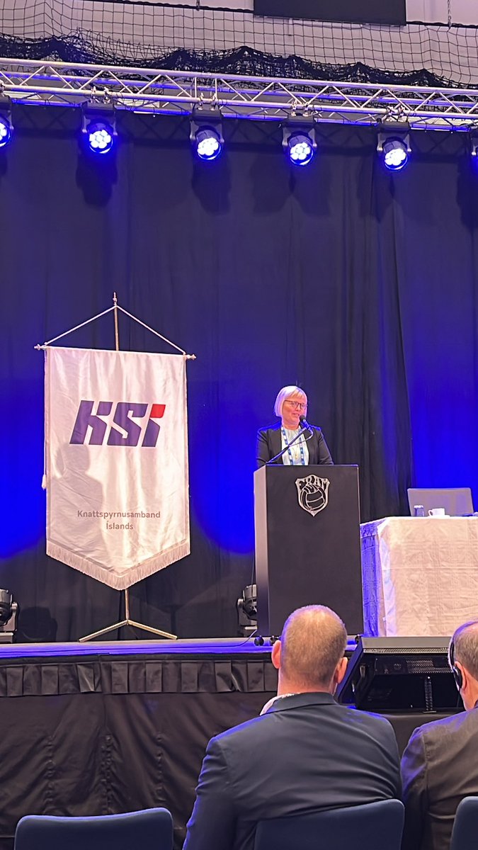 Hingað erum við komin, með okkar óraunhæfu, óraunsæju og ósanngjörnu tillögur. Rúmlega 60% leikmanna í efstu deildum kk og kvk vilja sumarfrí. 20% vilja það ekki. Hreyfingin verður að ákveða hvort það skipti máli eða ekki.