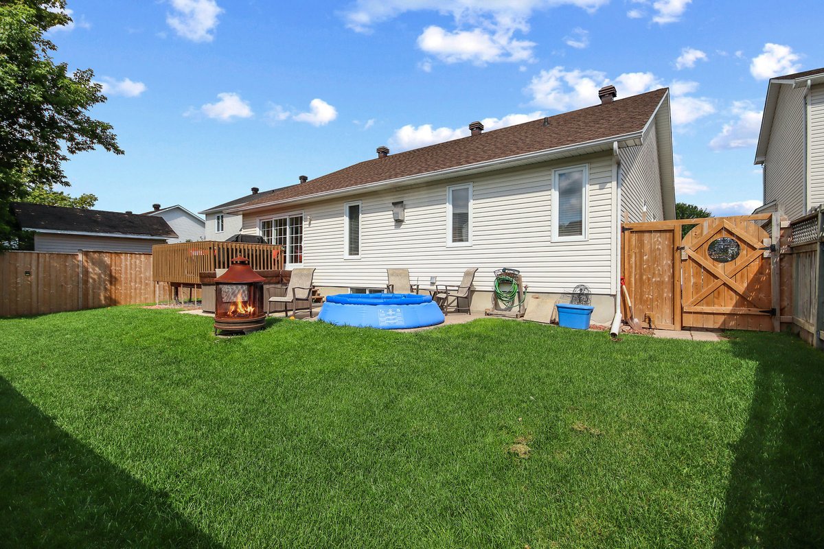 🏡 NOW ON MLS! Meticulous bungalow, 2+2 beds, 3 baths. Updates incl. Roof'20, Furnace'01. Move-in ready! 
11 Frontenac Blvd, Embrun
myvisuallistings.com/cvt/340462
#RealEstate #HomeForSale #DreamHome #nancybenson #embrunontario
#embrunhomesforsale