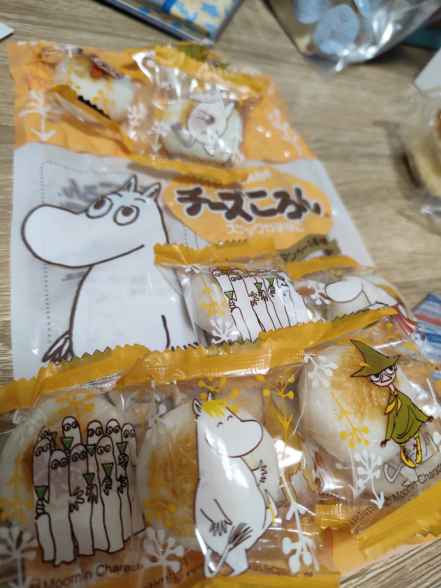 hmay1123's tweet photo. 私の好きなYouTuberさんがムーミンの動画あげて手元を見ると帰省で自分のお土産用に買ったチーズころんがあった♡（笑）東京でスーパーで見かけないなと思ったらあっちでしか売ってないんだね
@fujikofujiko_F https://t.co/Zz4g0NQdoD