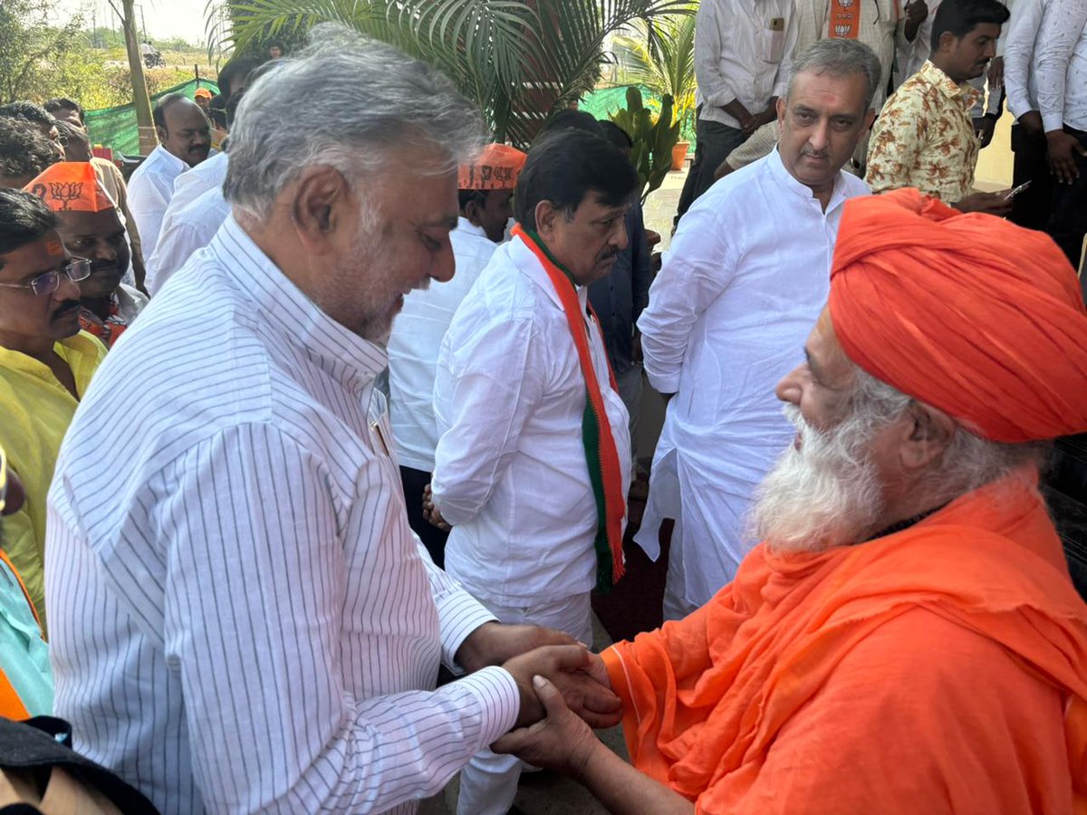 drjaisiddeshwar's tweet photo. माजी केंद्रीयमंत्री व मध्यप्रदेशचे ग्रामविकास पंचायत व श्रम मंत्री मा. ना. @prahladspatel क्लस्टर प्रवास योजनेअंतर्गत दौऱ्यावर आले आहेत, यावेळी त्यांचे स्वागत केले.
#doura #visit #solapurmp #drjaisiddheshwarswami #MemberOfParliament https://t.co/LLRCETvMqY