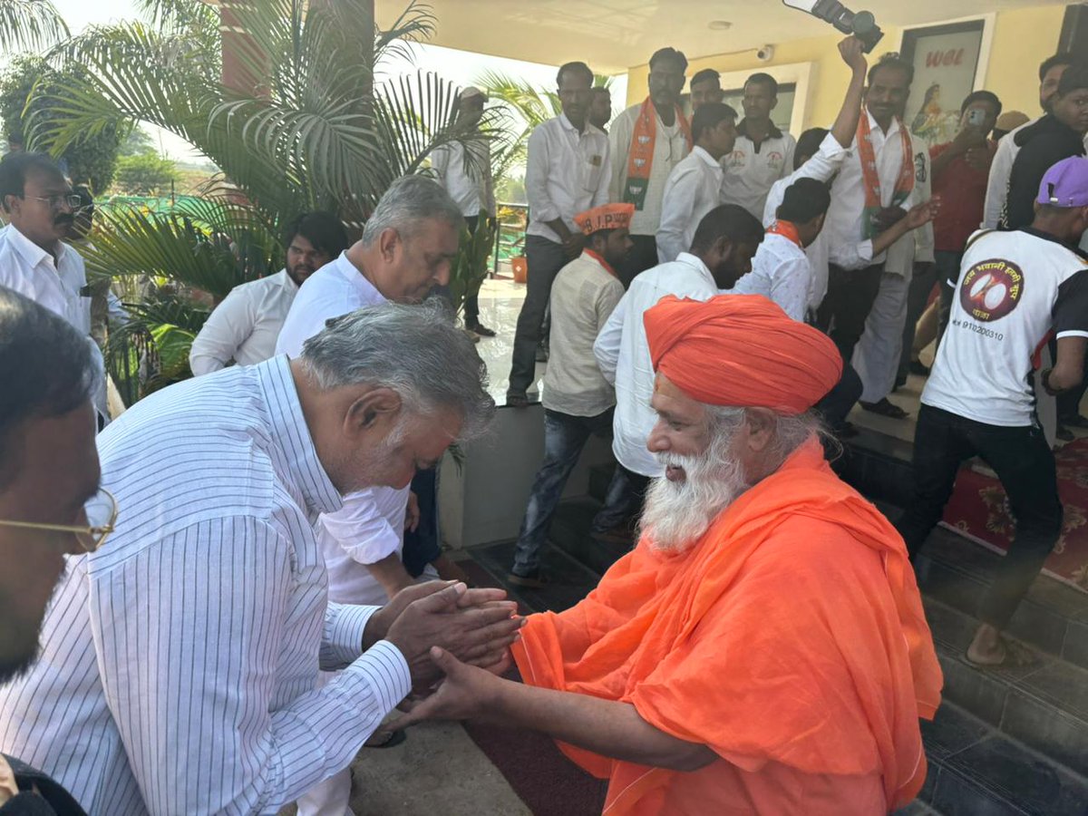 drjaisiddeshwar's tweet photo. माजी केंद्रीयमंत्री व मध्यप्रदेशचे ग्रामविकास पंचायत व श्रम मंत्री मा. ना. @prahladspatel क्लस्टर प्रवास योजनेअंतर्गत दौऱ्यावर आले आहेत, यावेळी त्यांचे स्वागत केले.
#doura #visit #solapurmp #drjaisiddheshwarswami #MemberOfParliament https://t.co/LLRCETvMqY