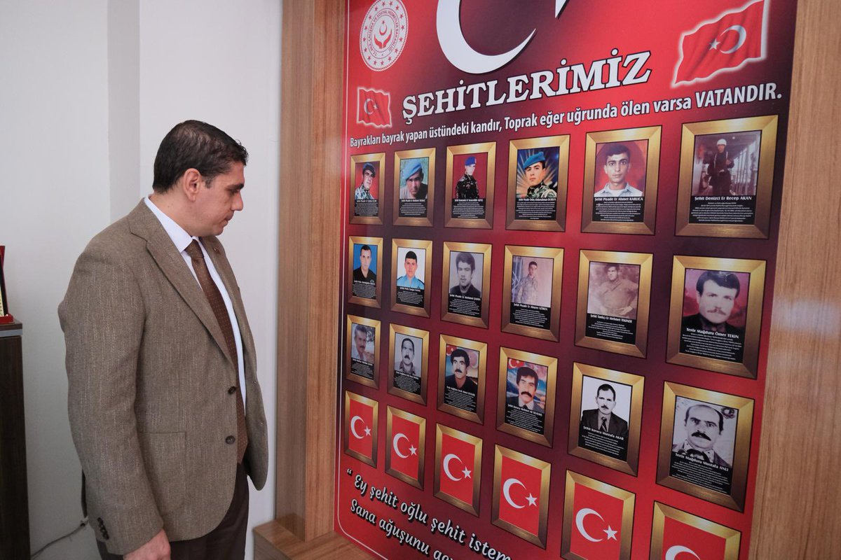 Kaymakamımız Sayın Mustafa GÜRBÜZ, Birecik Sosyal Hizmet Merkezi Müdürlüğümüzü ziyaret ederek İlçemizde yürütülen faaliyetler hakkında Müdürümüz Hüseyin SERT’ten bilgi aldı.