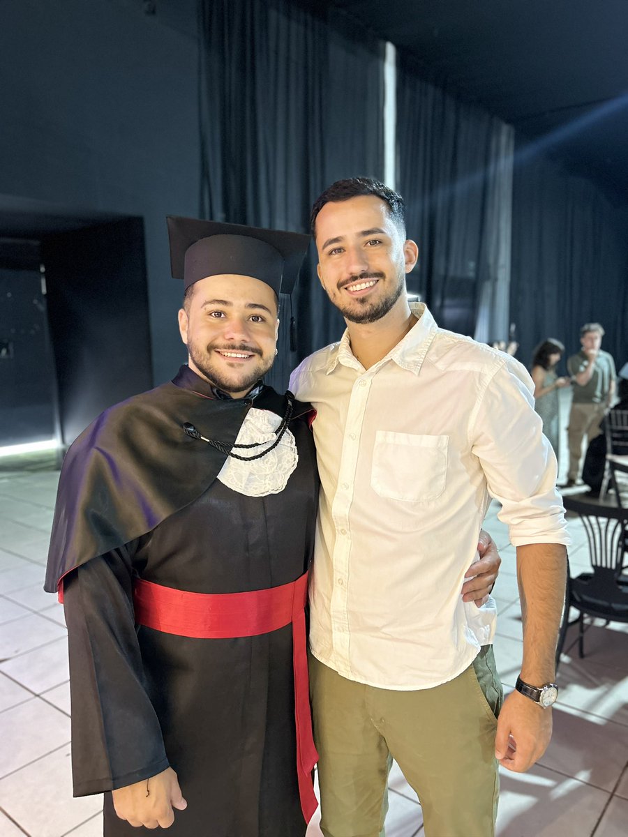 Guzinpenna's tweet photo. Não existe um irmão mais orgulhoso que eu nesse momento!

Formando o caçula lá de casa, ele foi o último irmão a entrar na faculdade e foi o primeiro a sair 😂

É só o início de muitas conquistas que ainda virão!

Te amo demais, @PG_Penna 👊🏼❤️ https://t.co/IYy3gAgzKJ