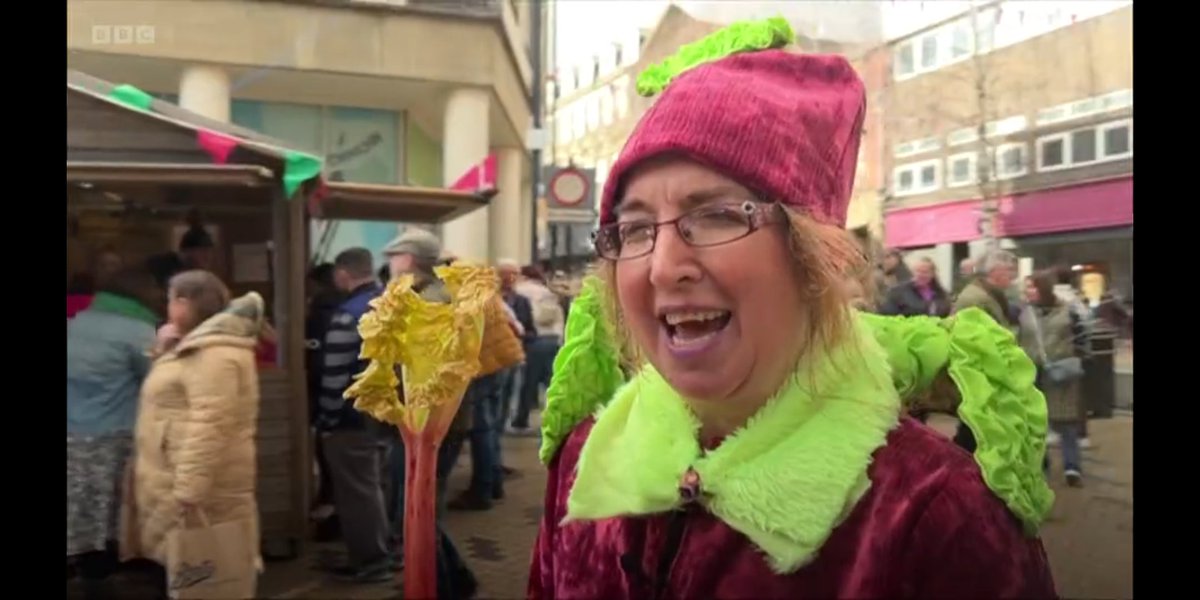 Rhubarbing on @BBCLookNorth last week at the Wakefield Rhubarb festival ❤️🌶️🥦🥕

#rhubarb #funwithvegetables