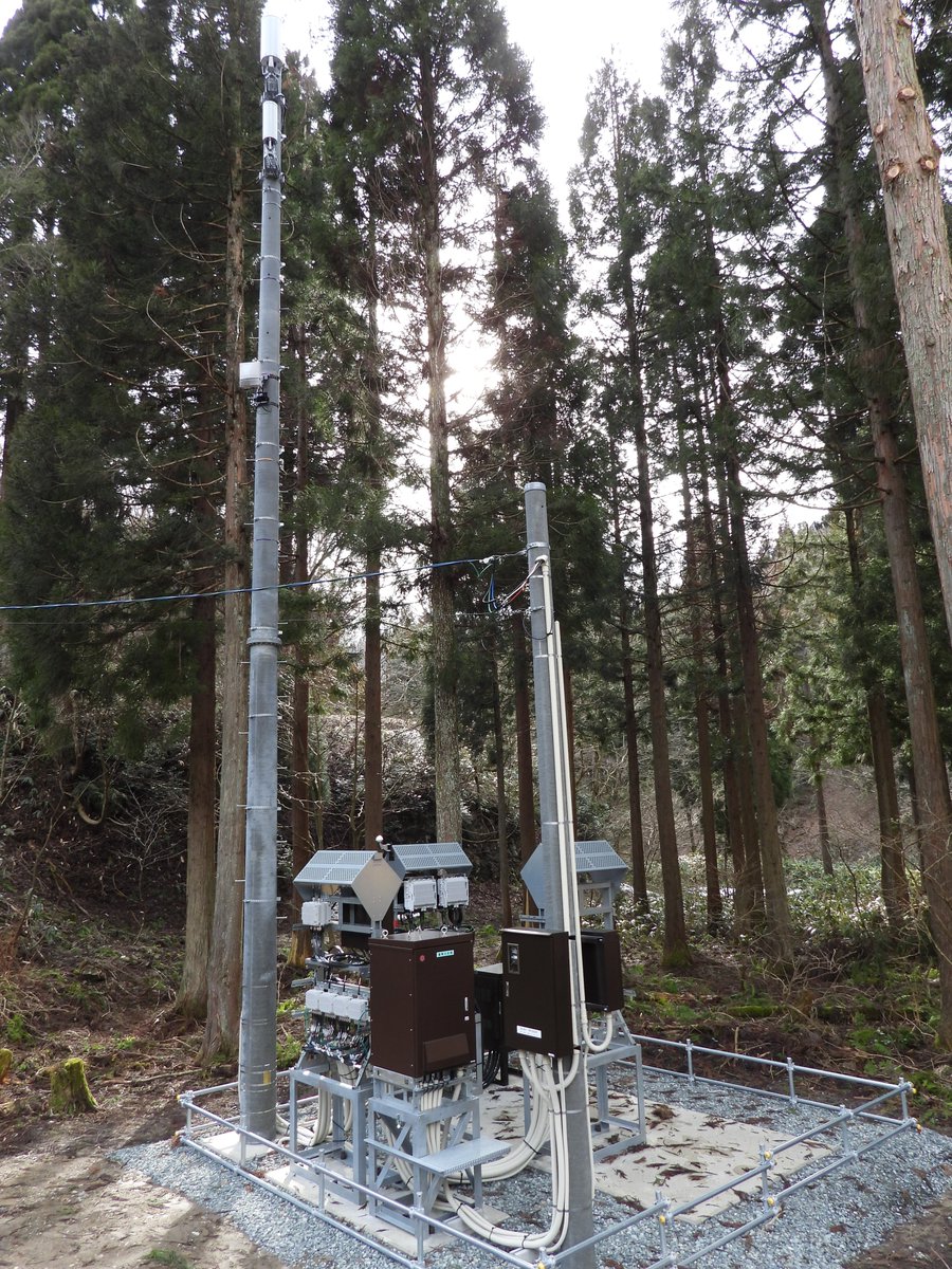 denpa893's tweet photo. JTOWERでドコモが開局してる局見てきた
このNokiaの無線機ドコモのBand19は5M幅でしか技適を通過してない
昔で言う所のFOMA800MのABCバンドのC部分の5M幅のみ使われてる
もともと800MのLTE化はここから開始されたし懐かしい5M幅って感じだが
特に10M幅にする気はない無いみたいだが
もしかしたらAB部分の10M幅で将来的にNRをする気でもあるのかも