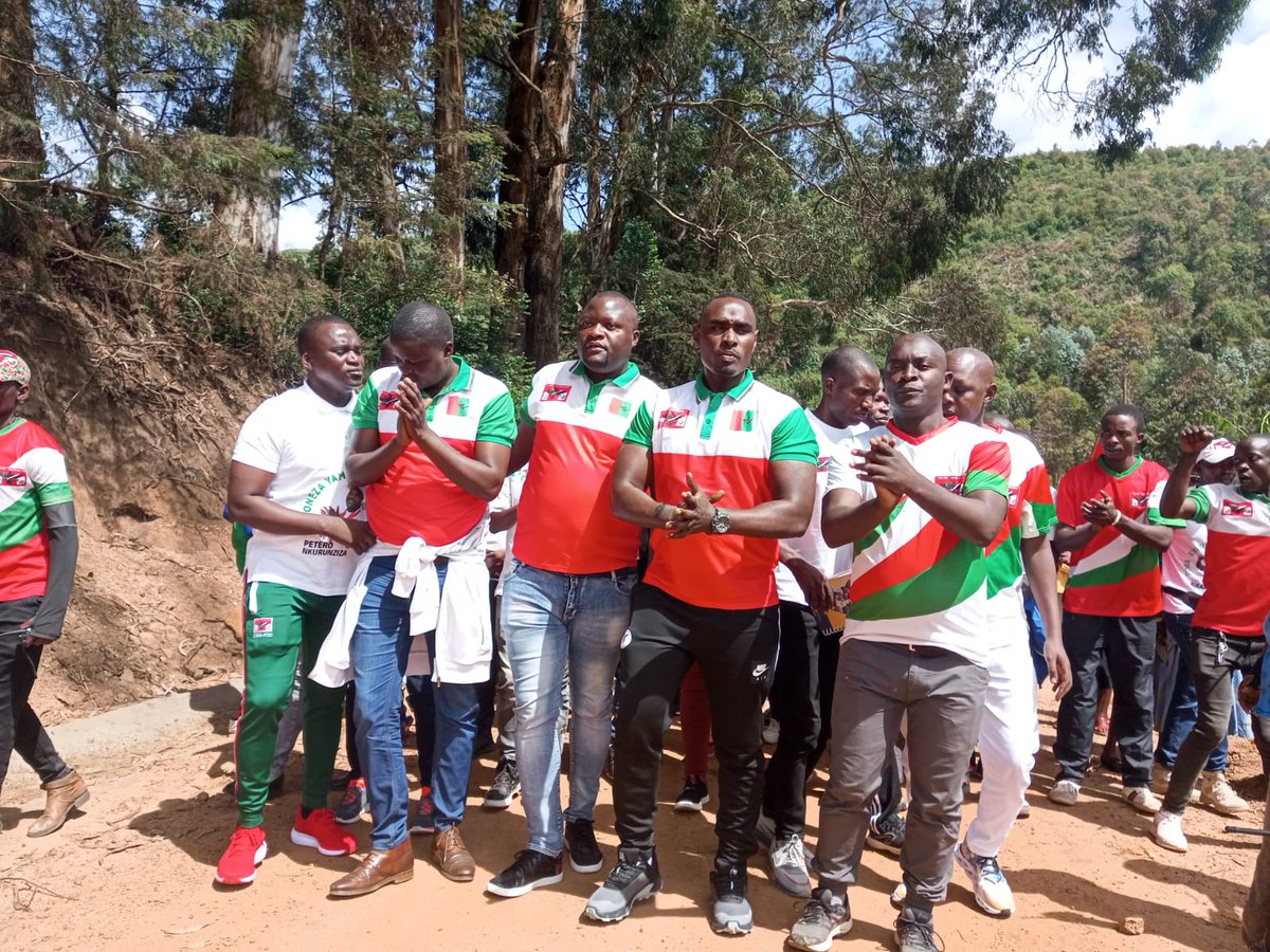 Cnddfdd_Rwibaga's tweet photo. #Rwibaga #NGAYEMPOREElyse umuku w'imbonerakure mu ntara yagutse ya #Bujumbura yagendeye imbonerakure zo muri komine yagutse ya @Rwibaga kuri uyu wa 24.2.2024. akaba yakiriwe n imbonerakure hamwe n abagumyabanga isinzi.
#Cndd_fddBujumbura
#R_Ndikuriyo
#General_Neva https://t.co/rzJuT0Bbyt