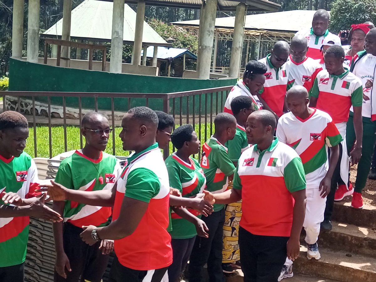 Cnddfdd_Rwibaga's tweet photo. #Rwibaga #NGAYEMPOREElyse umuku w'imbonerakure mu ntara yagutse ya #Bujumbura yagendeye imbonerakure zo muri komine yagutse ya @Rwibaga kuri uyu wa 24.2.2024. akaba yakiriwe n imbonerakure hamwe n abagumyabanga isinzi.
#Cndd_fddBujumbura
#R_Ndikuriyo
#General_Neva https://t.co/rzJuT0Bbyt