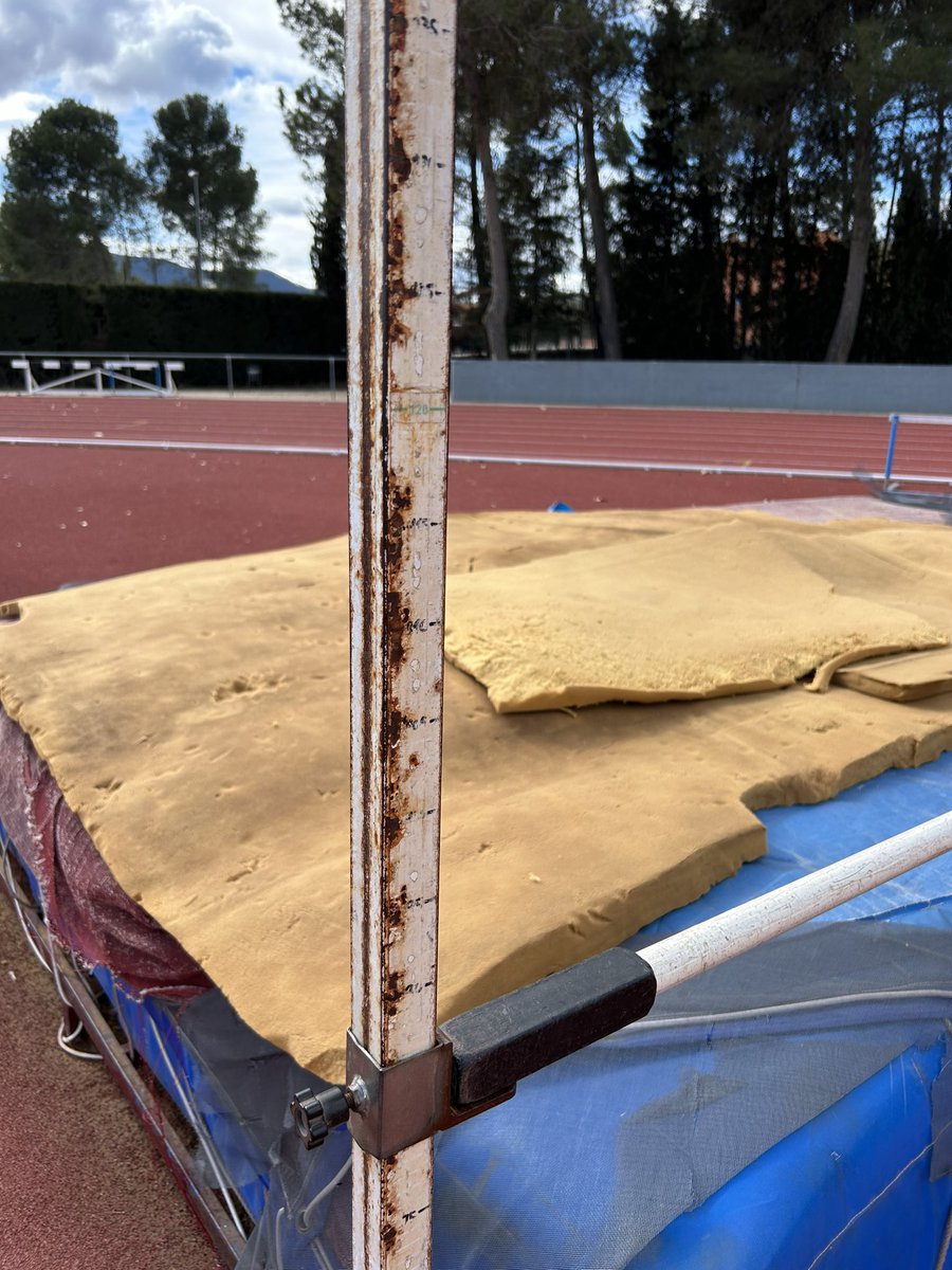7Nrey7's tweet photo. Vergonyós l’estat en que s’està disputant la prova d’Alçada del Campionat Comarcal d’Atletisme Benjamí. 

Així entrenen dia a dia els atletes de l’escola esportiva del @CAIgualada , i avui ho han patit les escoles de la ciutat. 
@ajigualada @patrilla12 @marccastells https://t.co/PNASV9ik3a