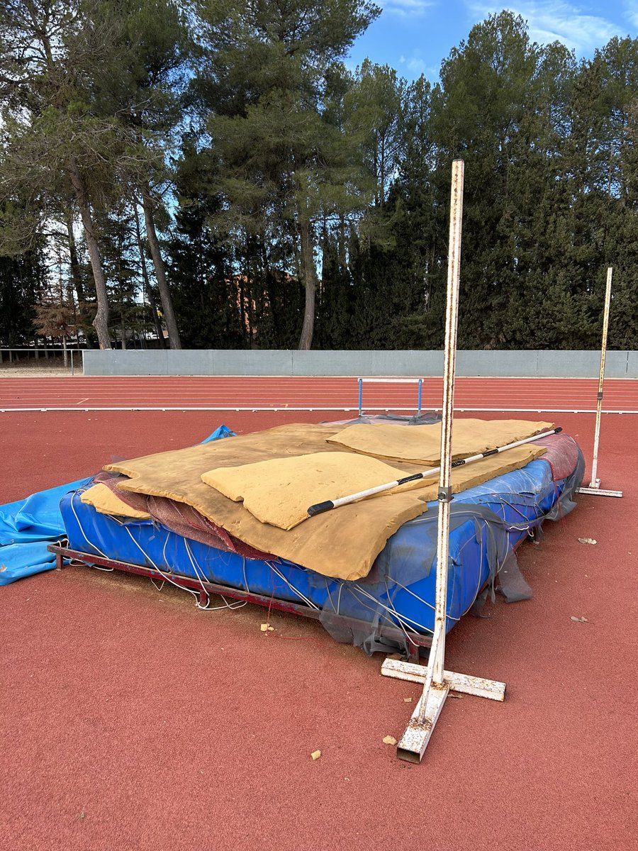 7Nrey7's tweet photo. Vergonyós l’estat en que s’està disputant la prova d’Alçada del Campionat Comarcal d’Atletisme Benjamí. 

Així entrenen dia a dia els atletes de l’escola esportiva del @CAIgualada , i avui ho han patit les escoles de la ciutat. 
@ajigualada @patrilla12 @marccastells https://t.co/PNASV9ik3a