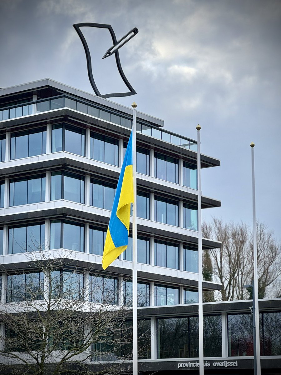 Vandaag hangt de Oekraïense vlag bij het provinciehuis. We betreuren en gedenken dat deze vreselijke oorlog in Oekraïne al twee jaar duurt en vele slachtoffers tot gevolg heeft. Iets dat ons in Overijssel, en met ons vele Oekraïners in onze provincie, diep raakt.