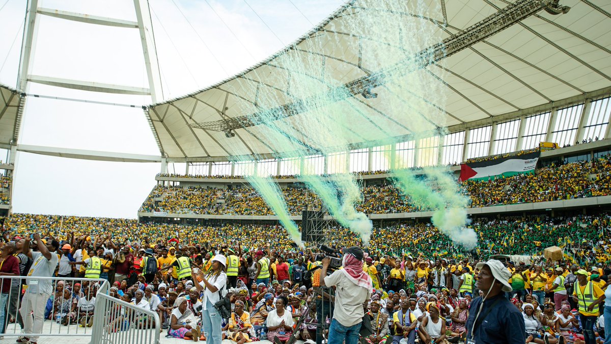 MbalulaFikile's tweet photo. iANC inamandla!!! 🙌🏽 

#ANCManifestoLaunch 
#MayihlomeRally https://t.co/kU4K4HPPeC