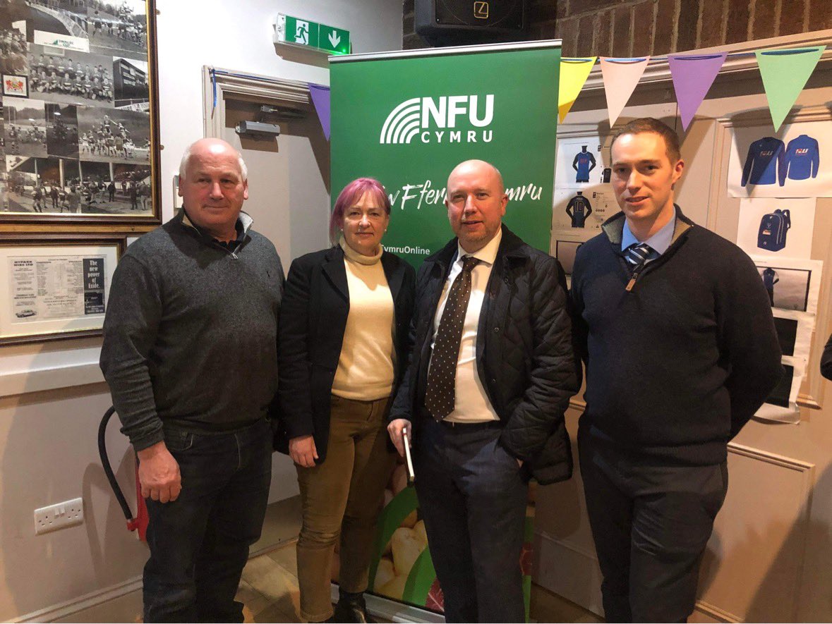 Croesawodd aelodau NFU Cymru Meirionnydd <a href="/mabonapgwynfor/">Mabon ap Gwynfor AS 🏴󠁧󠁢󠁷󠁬󠁳󠁿</a> a <a href="/LSRPlaid/">Liz Saville Roberts AS/MP</a> o Blaid Cymru i’r cyfarfod sirol neithiwr er mwyn lleisio eu pryderon ynglyn â’r CFC
#NiYwFfermioCymru