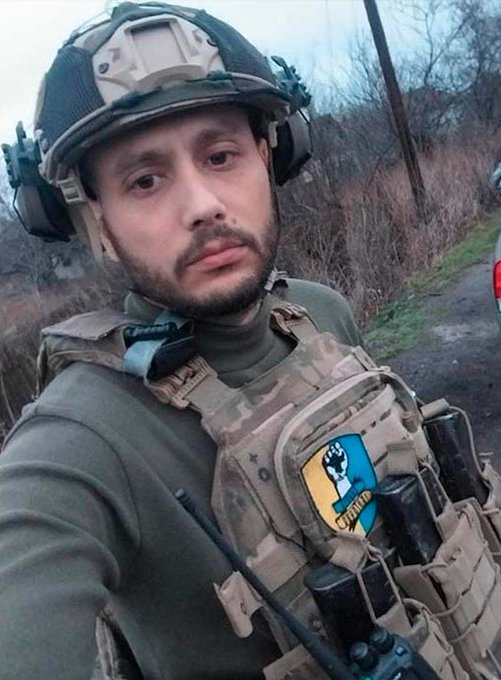 InforTvenezuela's tweet photo. Tras combates en Donestk en Ucrania , el Venezolano Maximiliano Camino fue abatido por las fuerzas de Rusia .
El Venezolano luchaba a favor de Ucrania.
Su cuerpo se encuentra cerca de una trinchera del frente de Andriivka.
Su madre ,pide ayuda a las autoridades para que sea repatriado su cuerpo a Tenerife, España.