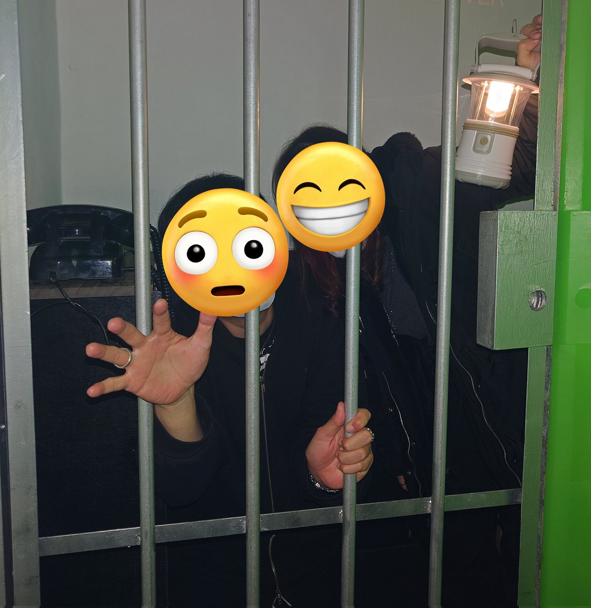 FavoriteDog3's tweet image. 築地のPuzzleRoomのプリズンブレイクも脱出してきました。
店員さんは優しいし、ヒント無限の上に、30分無料延長も！
室内は小物が兎に角凄い。本物の古い品を置いてたりして、ギミックもよく出来てた〜！デートやペアには超オススメ。
2人以上は狭いかも？
他の部屋は次回予約予定😊
#PuzzleRoom