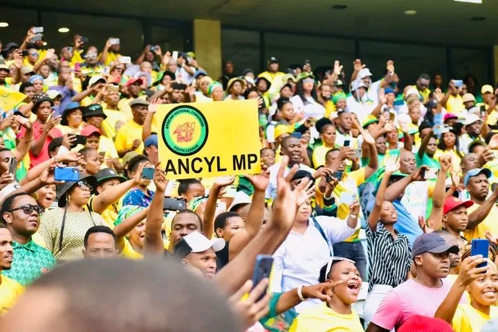 SiyaMsM_'s tweet image. People who've been in Moses Mabida before didn't bother to get in there.. only those from other provinces
KZN.....Free ride to the beach...🌊⛱️
#ANCManifestoLaunch @MkhontoweSizwex @ChrisExcel102i @PresJGZuma @DZumaSambudla @Julius_S_Malema @MbalulaFikile @Nhleiks5