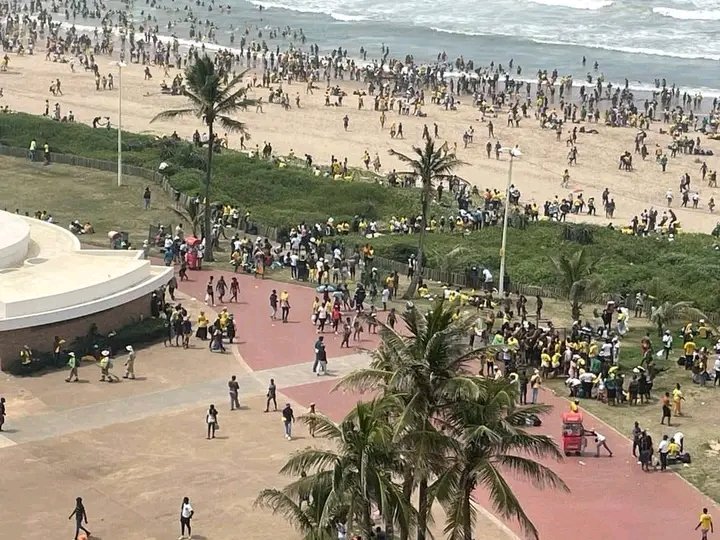 SiyaMsM_'s tweet image. People who've been in Moses Mabida before didn't bother to get in there.. only those from other provinces
KZN.....Free ride to the beach...🌊⛱️
#ANCManifestoLaunch @MkhontoweSizwex @ChrisExcel102i @PresJGZuma @DZumaSambudla @Julius_S_Malema @MbalulaFikile @Nhleiks5