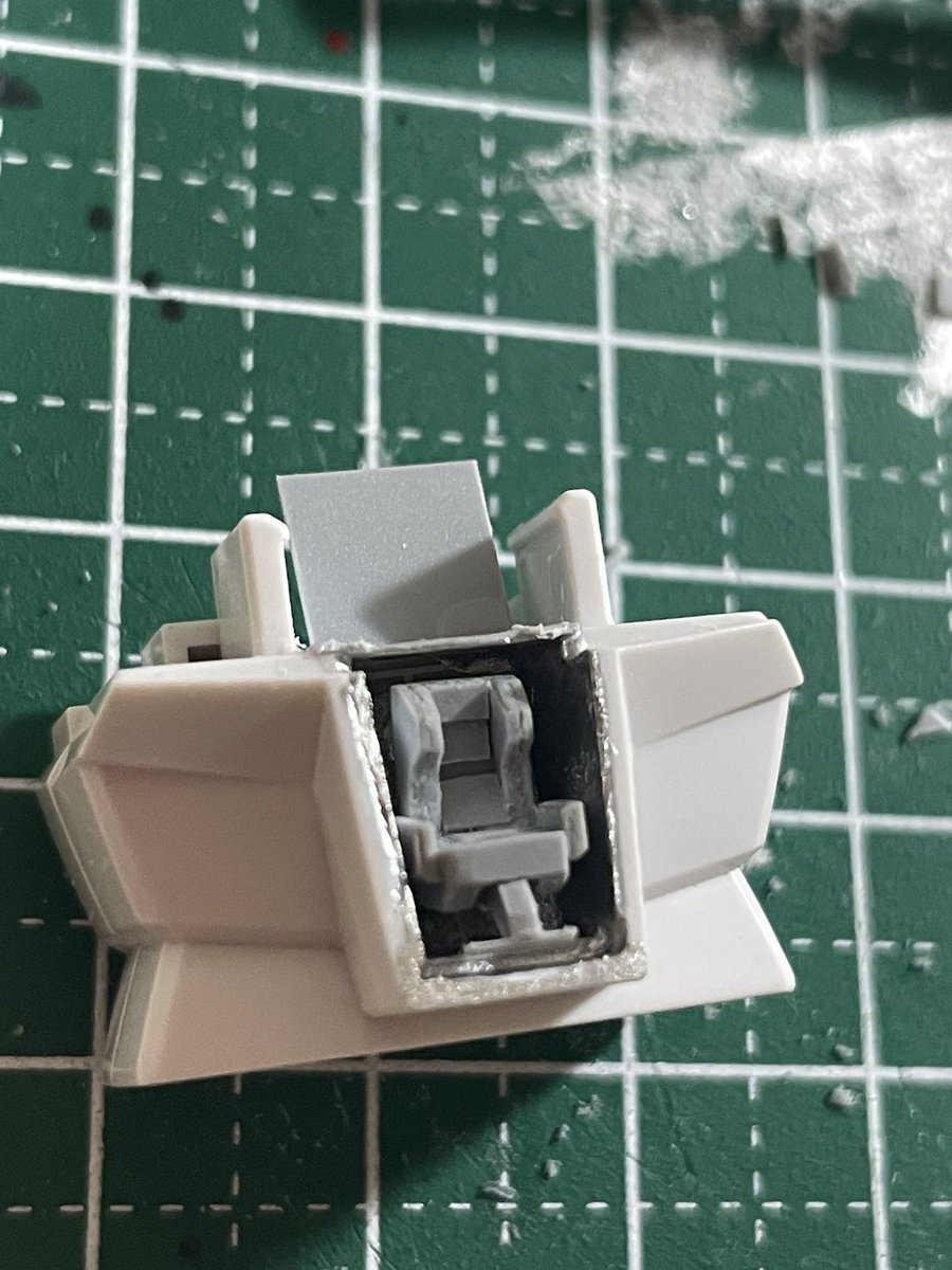UC00213's tweet photo. SEED熱に燃えている中HGUCのνガンダムを改造してます^^;
エアリアルに続きコックピットハッチの開閉とコックピットシートを作りました
まだまだ素人なので出来は汚いですがシート部分は今までの中なで1番上手く行きました^^;
#コックピットハッチ #ガンプラ #νガンダム #逆襲のシャア #ガンプラ改造 https://t.co/14nZH84uky