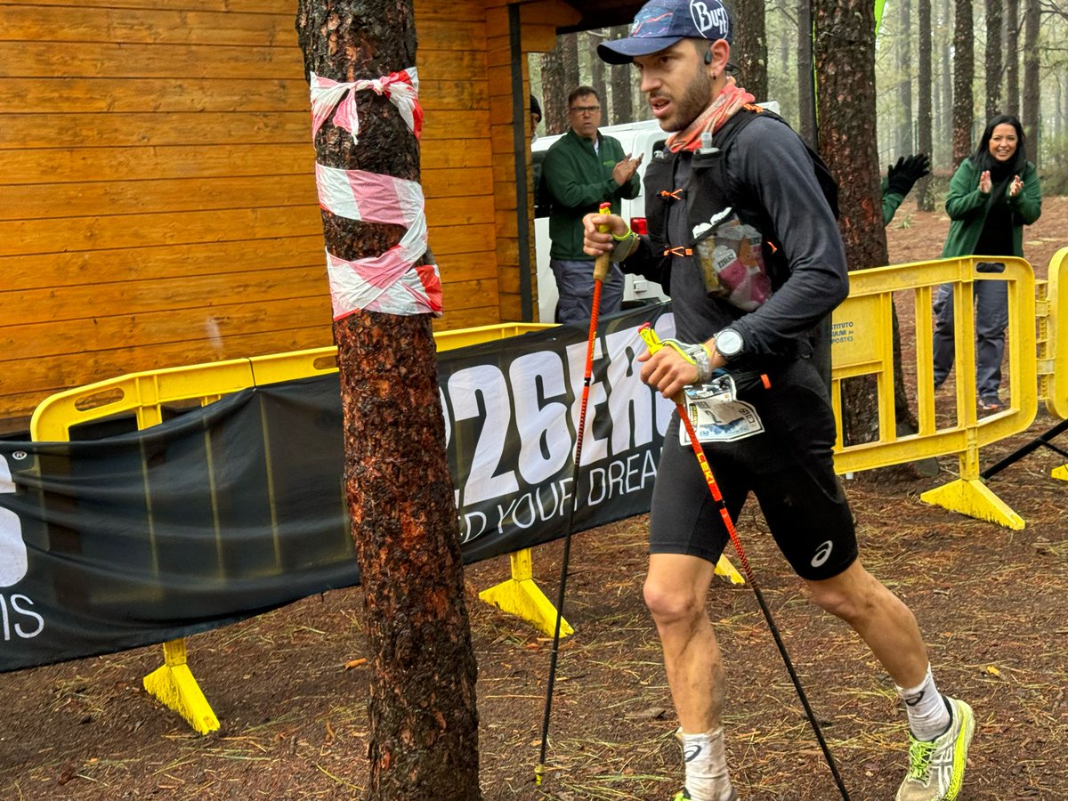 Dogsorcaravan's tweet image. 男子のレースはじわりと順位を上げたRaul Butaci (ROU) が77kmから首位に。残り14kmの通過では2位には48歳のベテラン、2010年優勝のMiguel Heras、3位にIonel Manole (ROU)。さらにAndreu Simon、Jiasheng Shen、Zach Millerが続いています。#TransGC #WorldTrailMajors