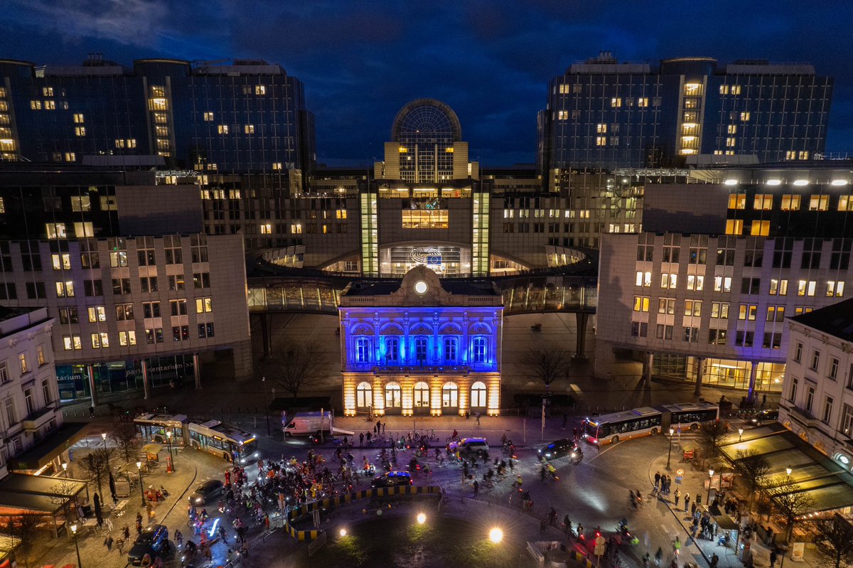 Έχουν περάσει 2 χρόνια από την εισβολή της Ρωσίας στην Ουκρανία.

Το ΕΚ φωτίζεται στα χρώματα της ουκρανικής σημαίας ως ένδειξη δέσμευσης &amp; αλληλεγγύης προς τη χώρα &amp; λαό της Ουκρανίας, καθώς συνεχίζουν τον αγώνα τους για ελευθερία.

Στεκόμαστε δίπλα στην 🇺🇦 #StandWithUkraine