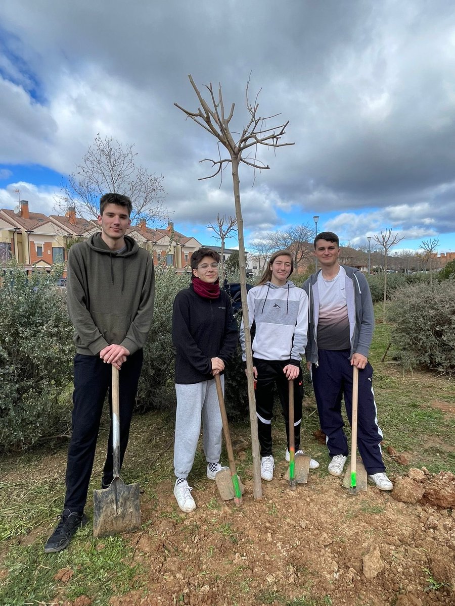 Hoy parte del clan ha estado ayudando en la plantación de árboles organizada por el ayuntamiento. 

Muchas gracias chicos!