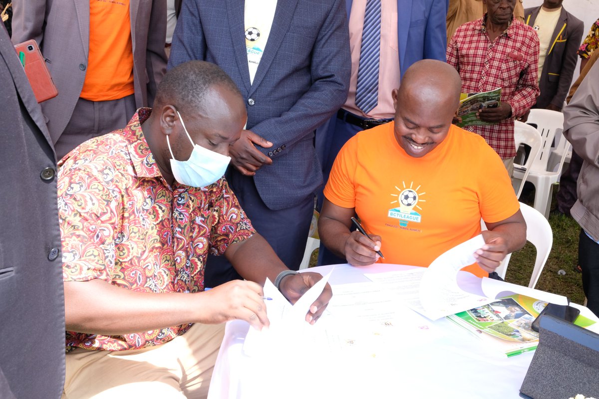 bctiltd22's tweet photo. Chairman of BCTI and the Executive Director of CICD-U signing the MOU. In the picture are also representatives of the two entities.
@CICD_Uganda @EntUganda @BuhwejuYouth @PSF_Uganda @CaravanYouth @UWESO1 @BAKUNDAKING1 @BUSAOFFICIAL1 @BeniasMuhwereza @BeniasMuhwereza https://t.co/WVIHR8wZDF