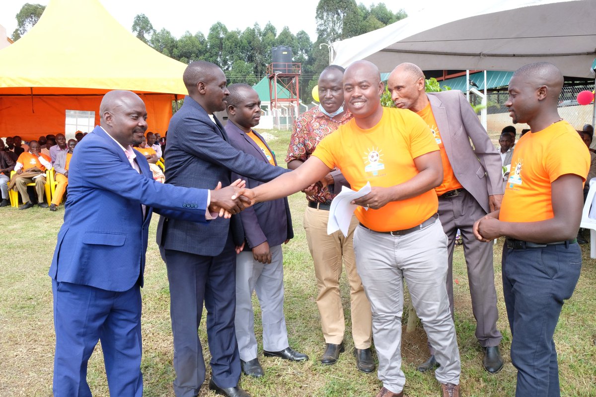 bctiltd22's tweet photo. Chairman of BCTI and the Executive Director of CICD-U signing the MOU. In the picture are also representatives of the two entities.
@CICD_Uganda @EntUganda @BuhwejuYouth @PSF_Uganda @CaravanYouth @UWESO1 @BAKUNDAKING1 @BUSAOFFICIAL1 @BeniasMuhwereza @BeniasMuhwereza https://t.co/WVIHR8wZDF