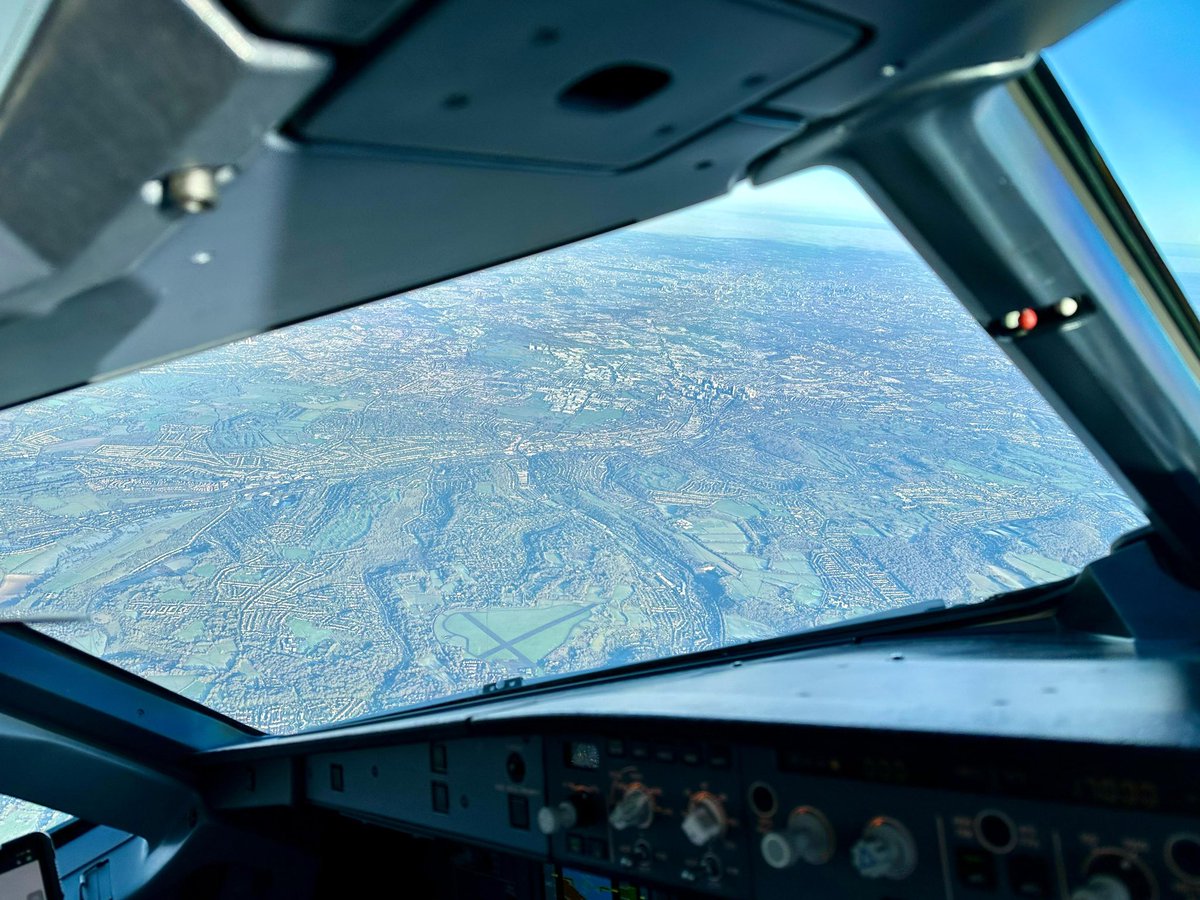 Sat over RAF Kenley is the London TMA. This Class A Airspace extends from 2500 ft up to FL195, keeping commercial traffic arriving and departing London safely separated from our gliders below. Always nice to see RAF Kenley from over 10,000 ft