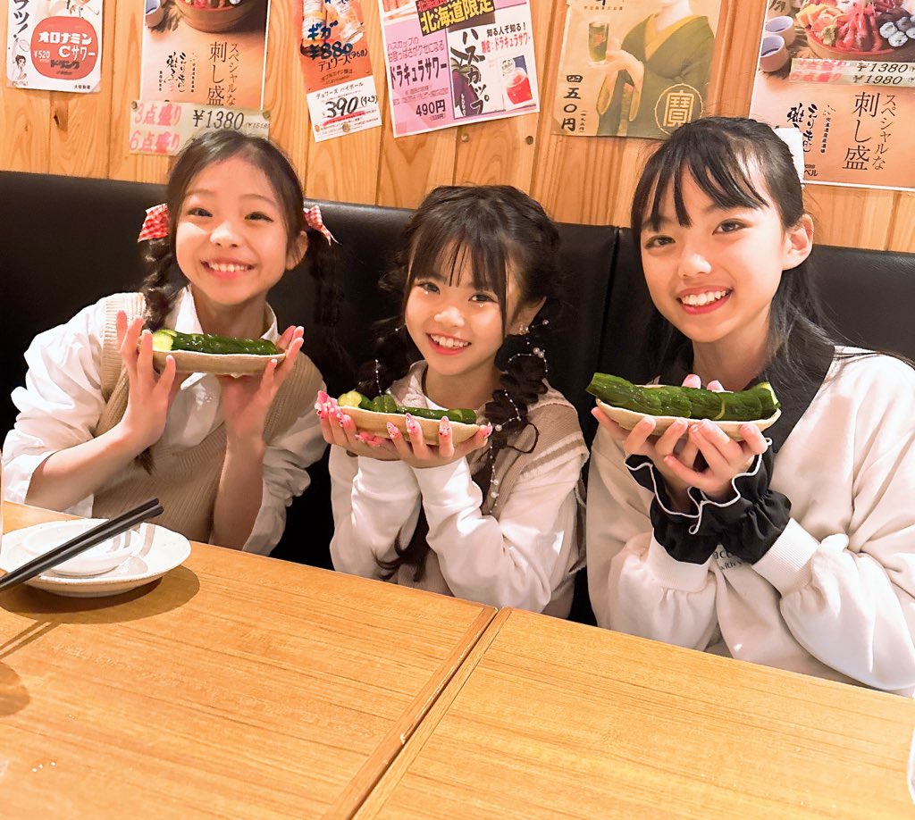 maikawa_yuno's tweet photo. 2日間仲良くしてくれたG☆GALAXYのひなのちゃんとせれなちゃん💖
ありがとう😍
次も次もまたあえるよね🤞やくそくー💞
おやすみなさい♥️ https://t.co/Y1e13AE63H