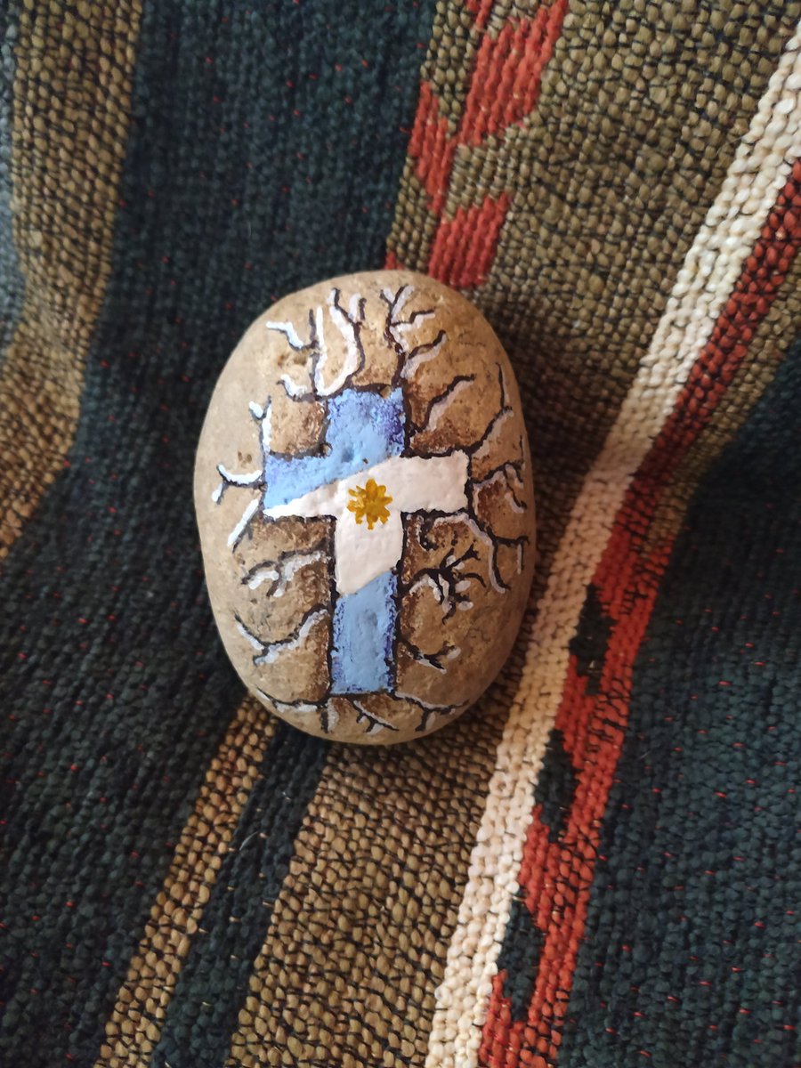 Oración por la patria dice:
"Jesucristo, Señor de la historia, te necesitamos. Nos sentimos heridos y agobiados. Precisamos tu alivio y fortaleza. Queremos ser nación, una nación cuya identidad sea la pasión por la verdad y el compromiso x el bien común🙏
Amén

(extr d Google)