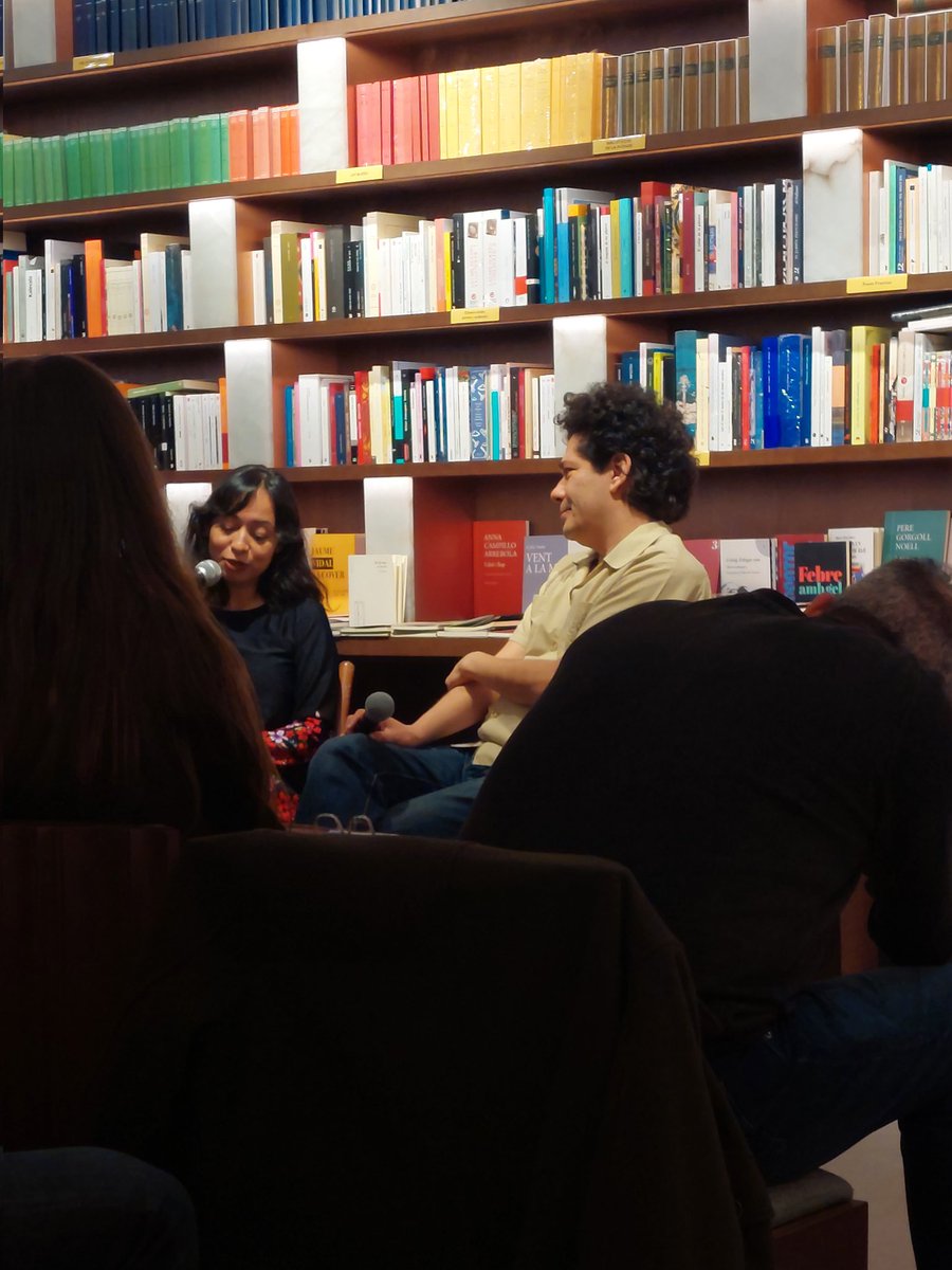 PuigVA's tweet image. 'Decir las cosas es de salvajes.'

'Yo no quiero protegerme cuando escribo.'

M'he quedat fascinada amb la conversa d'aquests dos @despixeleada @VillalobosJPe a la @Ll_Finestres Ganes mil de llegir 'El pasado anda atrás de nosotros' / @borjajared  Mèxic sense avió 😉