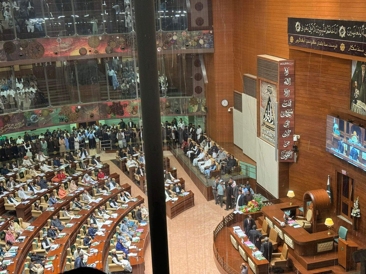 __Singhaniya__'s tweet photo. Embracing the spirit of democracy at the Sindh Assembly as we witness the oath ceremony. Heartening to witness the induction of dynamic youth into their roles🇵🇰 https://t.co/sCmLL2TCJq
