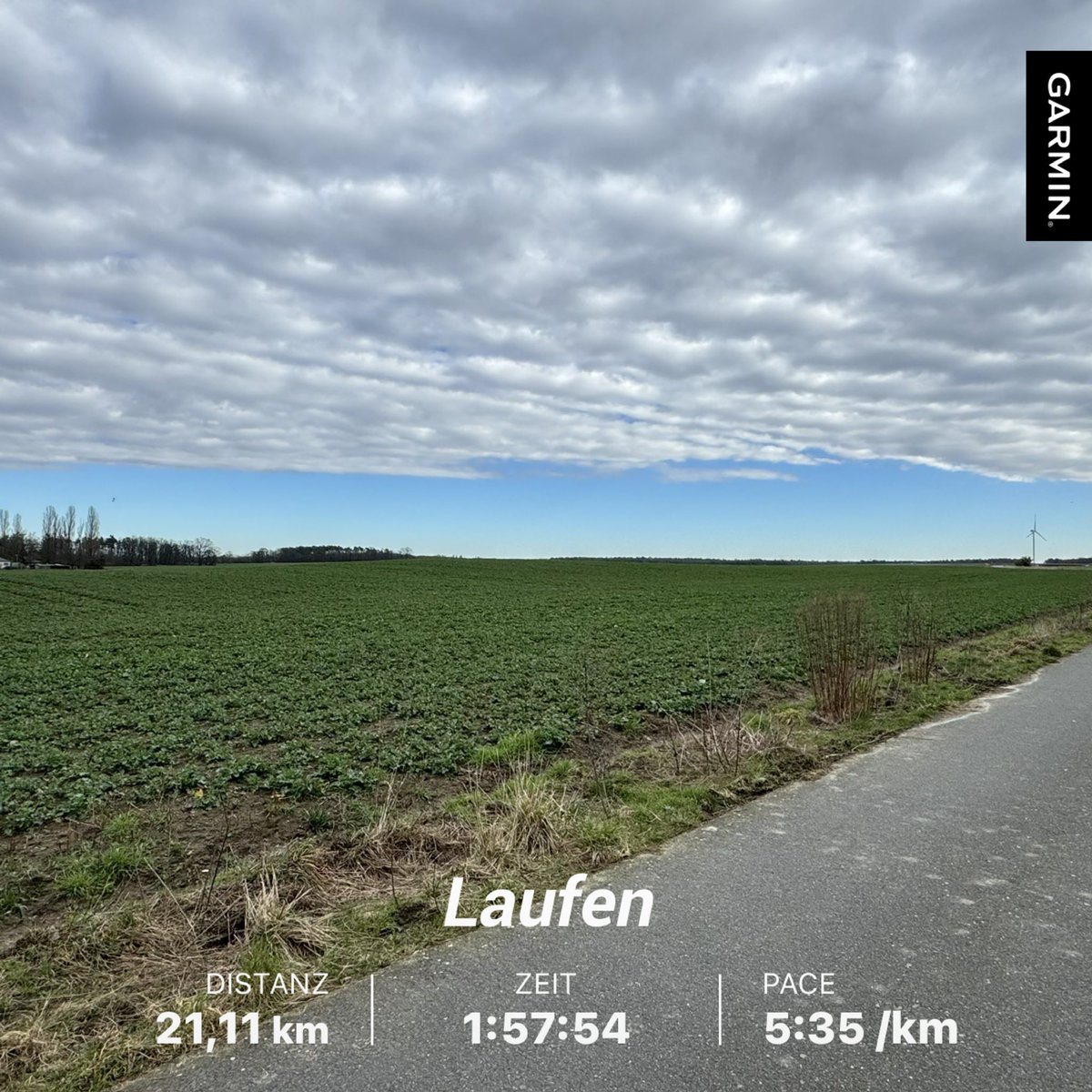 MorelliSally's tweet photo. Ein halber geht immer, mit dem Mantra auf den Lippen. 12°C ⛅️ 4/4 🏃🖖. Anstrengend aber schön. #byebye02 #nevernotrunning https://t.co/8QPMGQBQvj