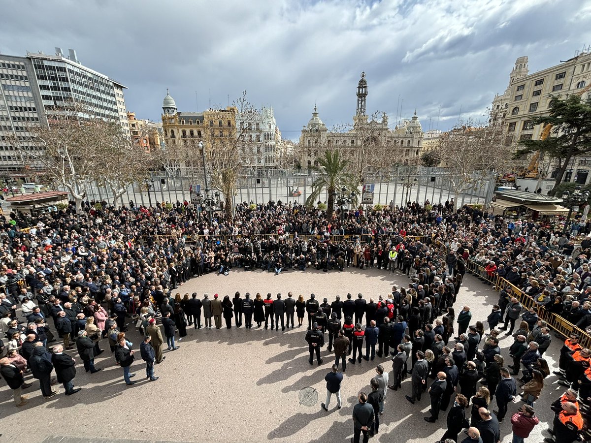 mjosecatala's tweet photo. Valencia está de luto.

Un dolor profundo, que jamás olvidaremos, por la pérdida de diez de nuestros vecinos en una tragedia sin precedentes.

Nuestro corazón está con sus familias y seres queridos. 

Así lo trasladamos hoy en el Pleno Extraordinario del @AjuntamentVLC y en el minuto de silencio por las víctimas.