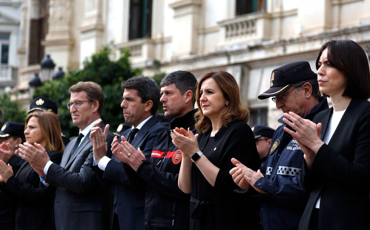 mjosecatala's tweet photo. Valencia está de luto.

Un dolor profundo, que jamás olvidaremos, por la pérdida de diez de nuestros vecinos en una tragedia sin precedentes.

Nuestro corazón está con sus familias y seres queridos. 

Así lo trasladamos hoy en el Pleno Extraordinario del @AjuntamentVLC y en el minuto de silencio por las víctimas.