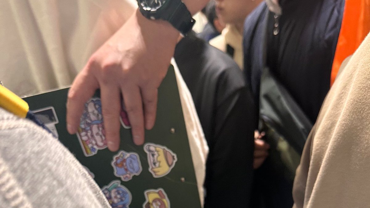 fuwafuwa_35's tweet photo. 尋找這位辛苦的STAFF
聽說他的板子上有我的貼紙
如果出現多送你幾包新的w https://t.co/rsb7ZjoeCg