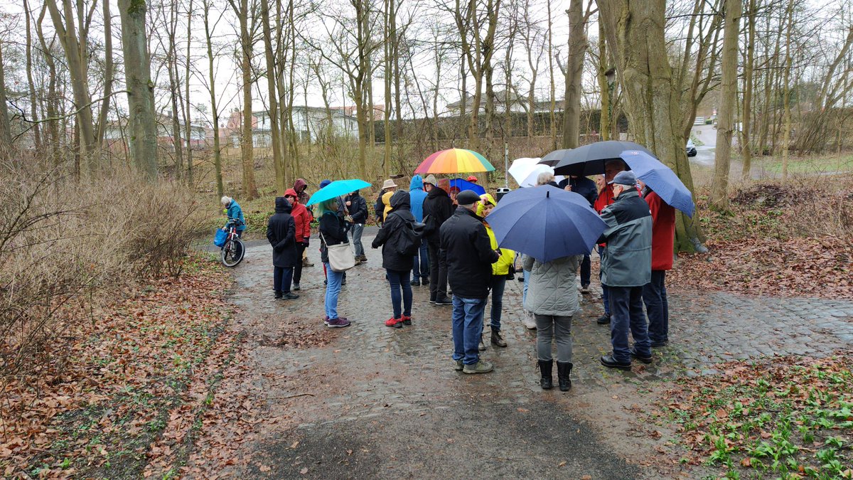 britainopello5's tweet photo. 1/n
Heute ging es in den Wald; jedes Jahr veranstaltet #BadNauheim/ #Mittelhessen eine Informationstour durch den Wald. Heute ging es um den #Heilwald. Der ist für die, die zuvor nicht wussten, was ein Wald ist. Dass eine Kurstadt den für ihre Zertifizierung braucht, lassen wir https://t.co/RoduYZNbbx