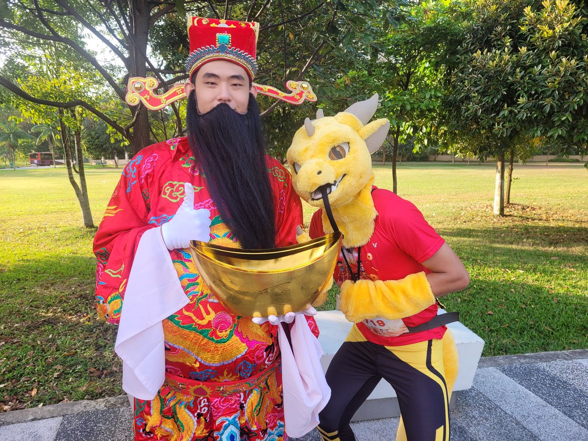 Gyrowoof's tweet photo. #SGfitnessFurs out this morning for the 5km Prosperity Run at the #sportshub today! XD feat @KnightofAra @createdby_yew #clems #kai #riley #godoffortune https://t.co/ZyDg6a9AM6