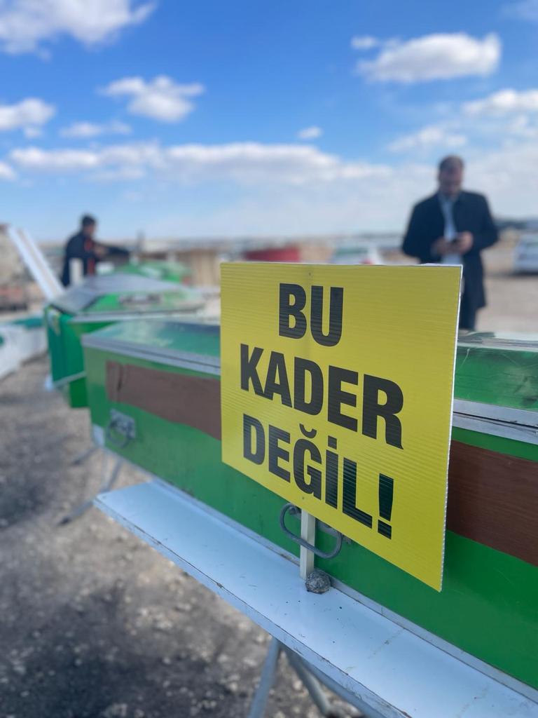 EminOzaslan's tweet photo. Artık Yeter..!

Tabutlu Farkındalık Çalışması... 

#SuruçÖlümYolu https://t.co/wEiJY1SZwN