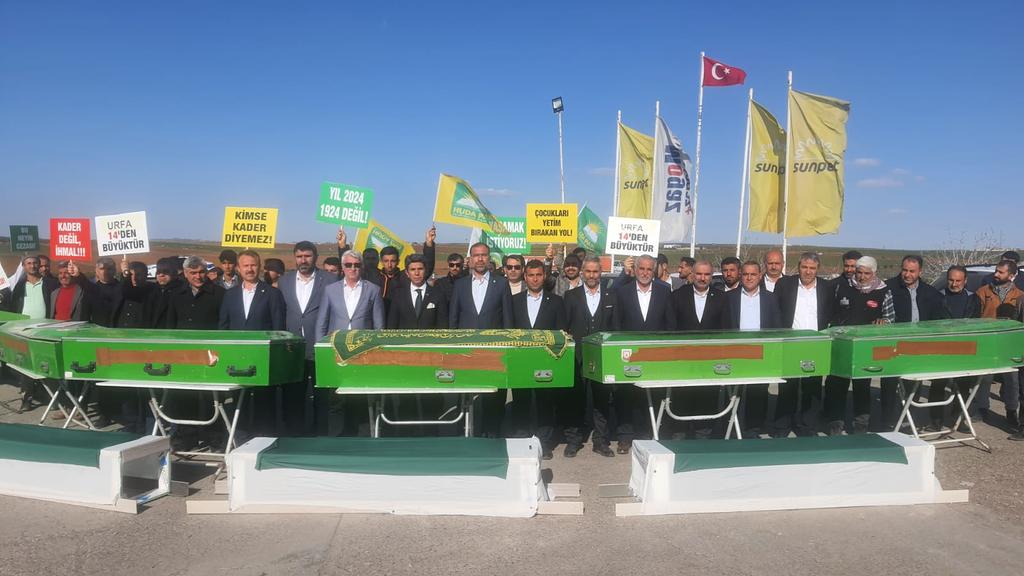 EminOzaslan's tweet photo. Artık Yeter..!

Tabutlu Farkındalık Çalışması... 

#SuruçÖlümYolu https://t.co/wEiJY1SZwN