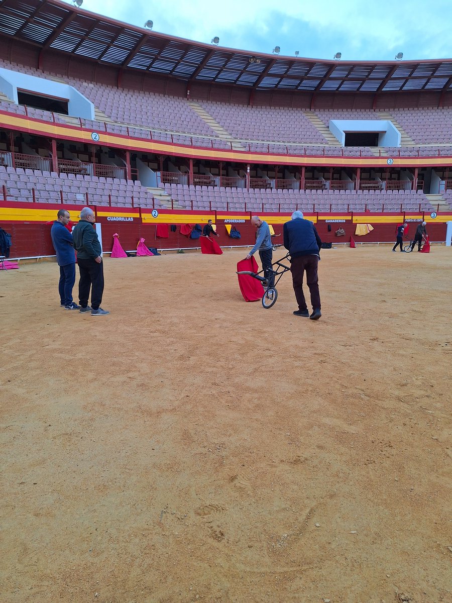 Seguimos los entrenamientos desde  <a href="/Torosenroquetas/">Plaza de Toros de Roquetas de Mar (Almería)</a>
Aprendiendo, disfrutando...
Ejercicio físico, toreo de salón, técnica...
Disfrutar de una actividad que les hace pasar momentos incomparables, con muy buen ambiente humano
De 5 a 7 de la tarde todos los martes
<a href="/AytoRoquetas/">Ayto Roquetas de Mar</a>