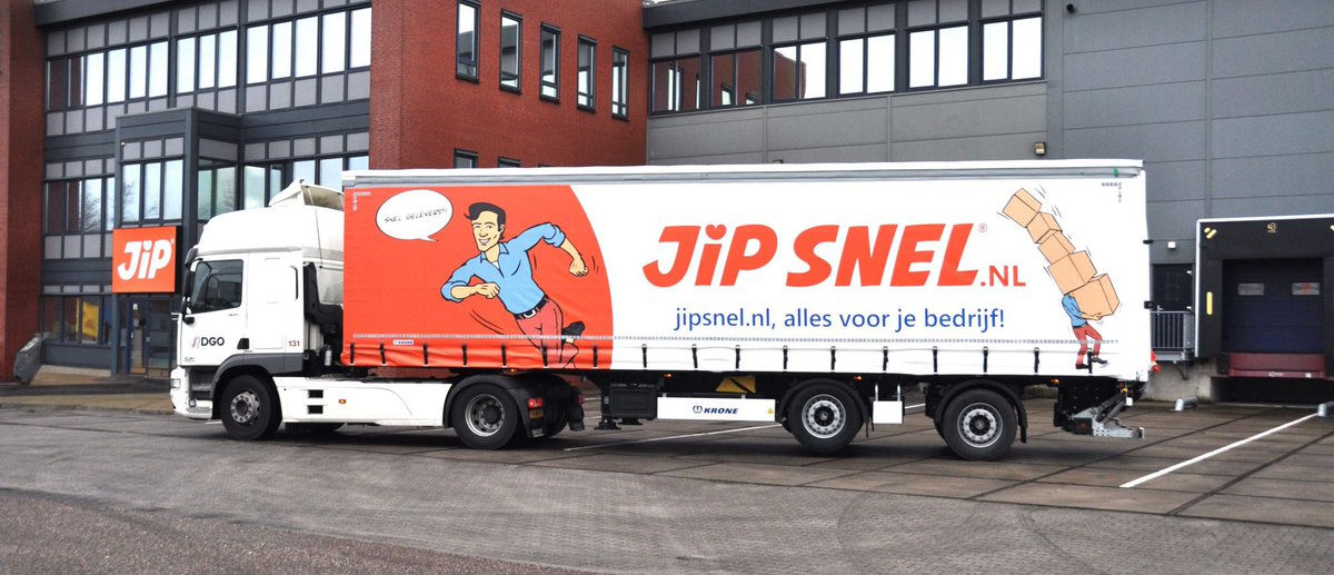AFDesigndude's tweet photo. Wauw! Deze vrachtwagens rijden nu dagelijks door heel Nederland. 10 Jaar geleden tekende ik de eerste JIP’s. Onlangs deze.
Om ze op de vrachtwagen te zien vind ik dan heel vet! Op weg naar nog meer tevreden klanten. Veel succes JIP! #afdesign #workum #tekenen #cartoonstyle #jip https://t.co/P58V4cAC2f