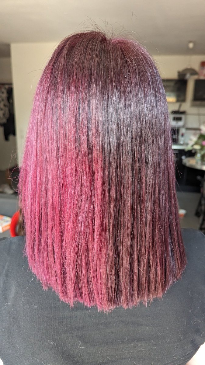 CallMeFlowie's tweet image. J'ai fait le cyclamen de chez #CrazyColor, sauf que.... Mon split hair ressort alors que ça fait plusieurs mois que je ne l'ai plus. C'est drôle 😂