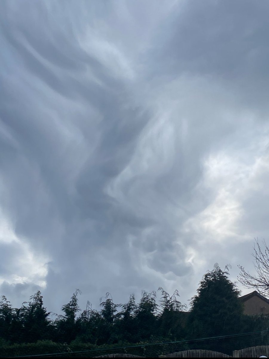 jonny2529's tweet photo. Interesting cloud formation seen from my back garden. I wonder what the name for that is? https://t.co/6FREpoh32u