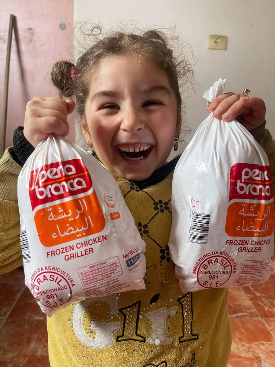 masayaramasa's tweet image. A child's joy in Gaza after receiving chicken 😭😭😭😭😭😭😭💔