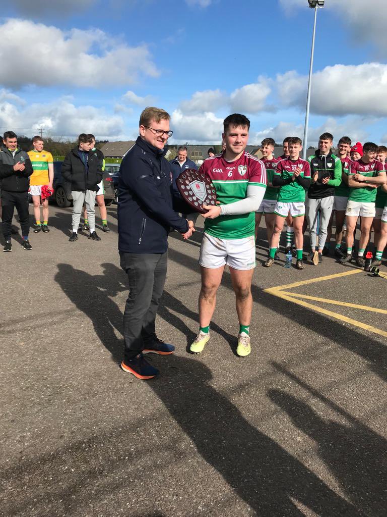 Rúnaí of the @EastCorkGAA Board Patrick Mulcahy presents the winning shield to @KilleaghGAA Capt Jamie Fogarty after their win in the final of the Mulcahy Steel @EastCorkGAA U21C Football Championship. @C103Cork @youghalnews @CRY104fm @JohnCashSport @OfficialCorkGAA @Tracey_Cork