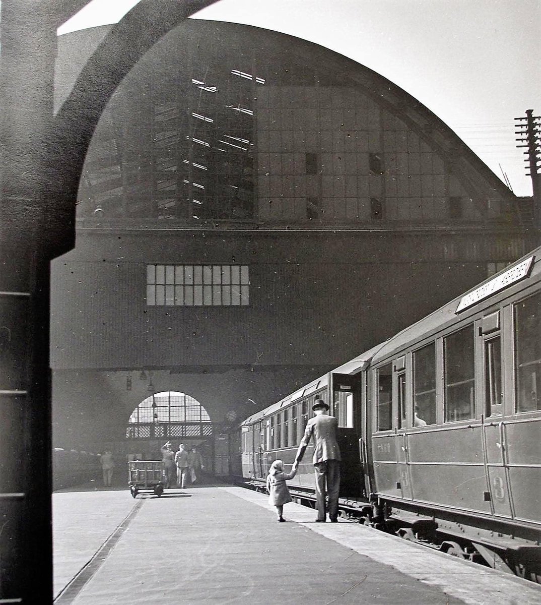 Wolfgang Suschitzky. Kings Cross Station, London, c.1939.