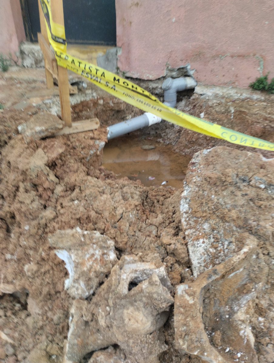 rromy2012's tweet photo. @esval_chile está cañeria lleva ya casi un mes y no vienen nadie es cerro esperanza Victor pivet https://t.co/gYfWaDNwVR
